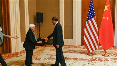 الانحناء لمسئول صيني، وزيرة الخزانة الأمريكية تثير الجدل بسقطة دبلوماسية ( فيديو)