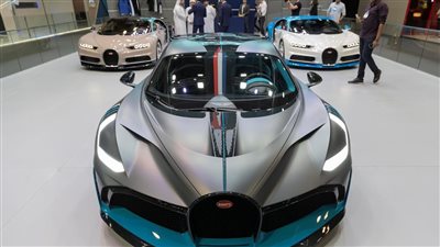 يوزع رزم الأموال ويطلب أفخم السيارات، قصة الثري الوهمي في الإمارات (فيديو)