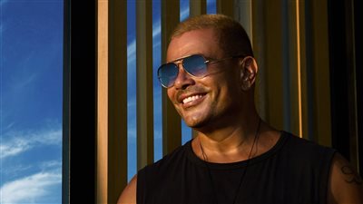 عمرو دياب يشوق جمهوره لأغنيته الجديدة مع نجله عبد الله