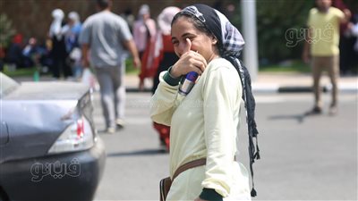 فرحة بسهولة الجيولوجيا وعلم النفس وشكاوى من التفاضل.. ولية أمر توزع الشيكولاتة على طلاب الثانوية العامة بعد انتهاء الامتحان.. والتعليم تعلن ضوابط جديدة لمواجهة الغش (فيديو)