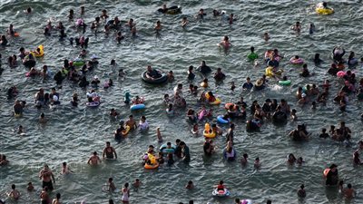  شواطئ الإسكندرية تصلح ما تفسده حرارة الصيف، جولة في عروس البحر المتوسط (فيديو وصور)