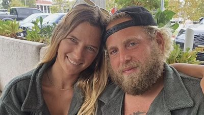 حبيبة جونا هيل السابقة تتهمه بالإساءة العاطفية وتكشف شروط علاقتهما