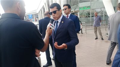 وزير الشباب والرياضة يستقبل بعثة المنتخب الأوليمبي في مطار القاهرة (صور)