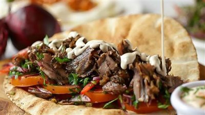 طريقة عمل شاورما اللحم، صحية وتوفر في الميزانية