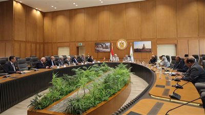 وزير التعليم العالي يعقد اجتماعًا مع مستشاريه بالجامعات الخاصة والأهلية والأجنبية 