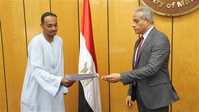 وزير العمل يسلم شيكات بمليون و295 ألف جنيه لمصابي وأسر العمالة غير المنتظمة