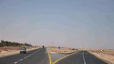 إغلاق طريق تنيدة منفلوط بالوادي الجديد بسبب أعمال الإنشاءات (صور)