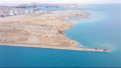 اقتصادية قناة السويس: تنفيذ أول عملية لخدمة تموين سفن بميناء السخنة بنجاح