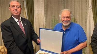 أخبار الفن اليوم: تقليد يحيى الفخراني بوسام الثقافة والعلوم الفلسطيني.. والقضاء اللبناني ينتصر لزياد برجي على إليسا