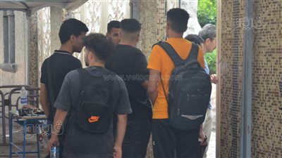 دخول طلاب الثانوية العامة إلى اللجان لأداء امتحان الديناميكا