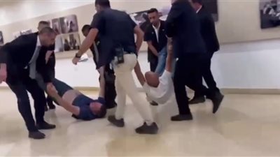 الأمن الإسرائيلي يسحل المتظاهرين قبل اقتحام قاعات الكنيست (فيديو)