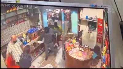  5 ملثمين يقتحمون محلا تجاريا ويصيبون صاحبه بـ 100 غرزة في الغربية