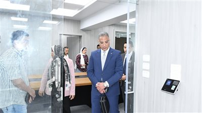 محافظ الفيوم يتفقد التجهيزات النهائية لمركز سيطرة الشبكة الوطنية للطوارئ 