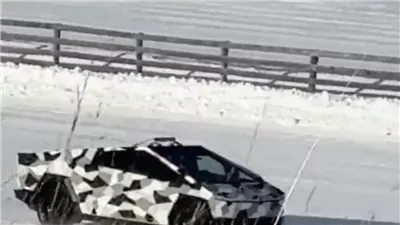 اختبار مكثف لشاحنة سايبرتراك الكهربائية