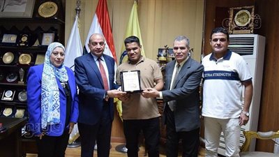 رئيس جامعة بني سويف يكرم ثاني العالم لجودو المكفوفين 