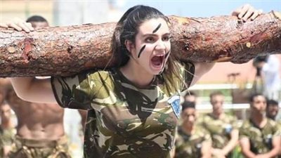 جندية جزائرية حسناء تستعرض قوتها خلال عرض عسكري (صور)