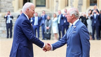 بايدن ينتهك قواعد الآداب والبروتوكول مرتين أثناء لقاء الملك تشارلز (فيديو)