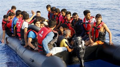 الهلال الأحمر: أكثر من 400 مهاجر غير شرعي عالقين على الحدود التونسية الليبية 