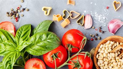 خبيرة تغذية تحذر من تناول السكريات والأملاح 