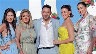 احتفال فريق عمل 