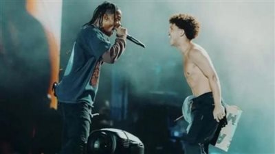 مصري يقتحم حفل ترافيس سكوت ويبهره بطريقة رقصه، ورد فعل غير متوقع من الرابر (فيديو)