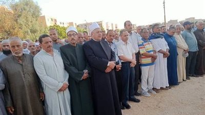 رئيس المعاهد الأزهرية يتقدم مشيعي جنازة مدير المناهج بالوادي الجديد 