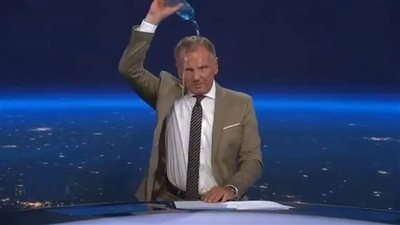 مذيع شهير يعبر عن معاناته من ارتفاع الحرارة بهذا التصرف (فيديو)