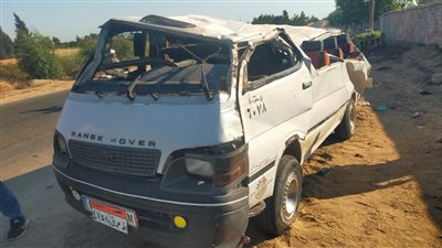 إصابة 10 أشخاص في انقلاب ميكروباص بمفارق الصالحية والإسماعيلية (صور) 