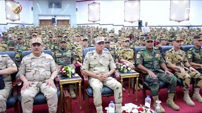 وزير الدفاع يلتقى عددًا من مقاتلى القوات الخاصة