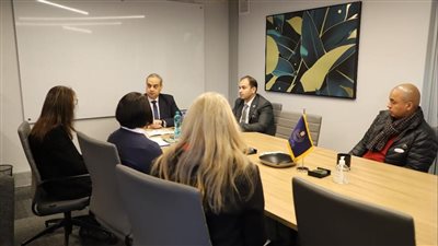 رئيس هيئة الدواء يبحث تطوير تكنولوجيا تصنيع اللقاحات بتقنية mRNA 