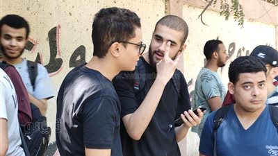 قلق وتوتر الطلاب بآخر أيام امتحانات الثانوية أمام لجنة أولاد الأكابر بسوهاج (بث مباشر)