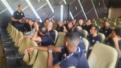 الصور الأولى لوقفة الحكام الاحتجاجية من داخل اتحاد الكرة