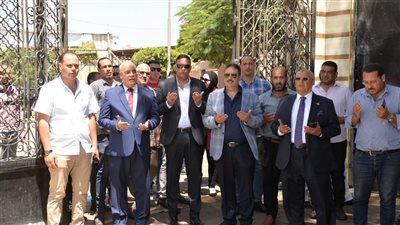 محافظ الدقهلية يقرأ الفاتحة على أبواب مقابر ميت غمر ويشهد أعمال التطوير (فيديو وصور)