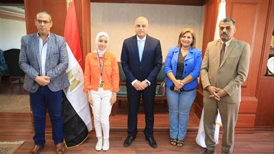 محافظ سوهاج يكرم الطالبة الأولى على الجمهورية في مسابقة مايكروسوفت