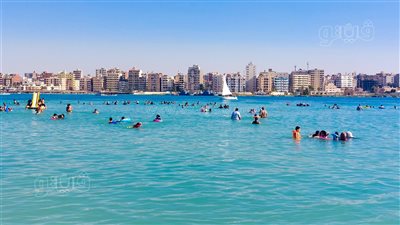تراجع الإقبال على شاطئ روميل في مطروح رغم شدة الحر (صور)