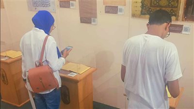 تصفح المخطوطات التاريخية بالـ QR Code بجناح الأزهر في معرض كتاب الإسكندرية