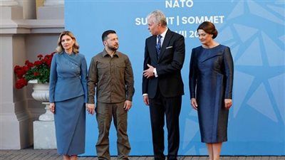 الرومانسية الضائعة، زوجة زيلنسكي تصدمه وتمنعه من إمساك يدها، والسر في زوجة رئيس ليتوانيا (فيديو)