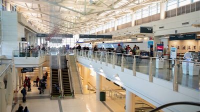 إعصار يوقف الرحلات الجوية بمطار دولي في شيكاغو