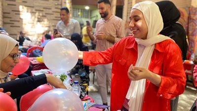 أولياء الأمور يستعدون بالبالونات والزينة للاحتفال بانتهاء آخر امتحانات الثانوية العامة مع الطلاب (فيديو وصور)