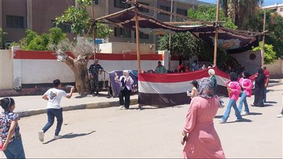 أولياء أمور طلاب الثانوية يستقبلون أبناءهم بالورود في القليوبية (فيديو) 