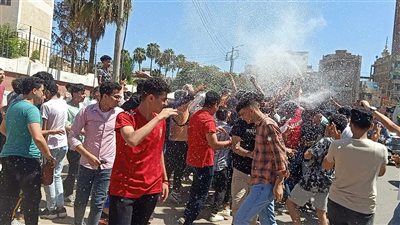 رقص وثلج وشماريخ في ختام امتحانات الثانوية العامة بالمنصورة (فيديو)