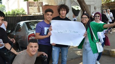 ولية أمر تستقبل ابنتها بعد انتهاء امتحانات الثانوية العامة بلافتة «الحرب انتهت» (صور)