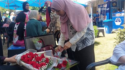 أولياء أمور طلاب الثانوية العامة في القليوبية ينتظرون أبنائهم بالورود أمام لجان الامتحانات (صور)