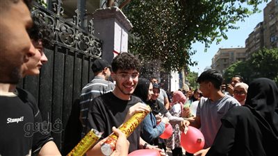 بالثلج والبلالين، احتفال طلاب الثانوية العامة بآخر أيام الامتحانات بالقاهرة (صور)