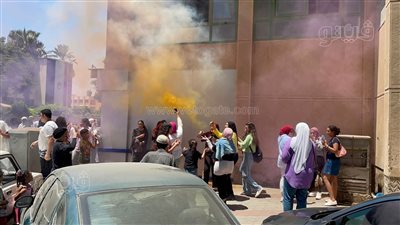 شماريخ وقنابل دخان ورقص، طلاب الثانوية في الجيزة يحتفلون بانتهاء الامتحانات (فيديو وصور)