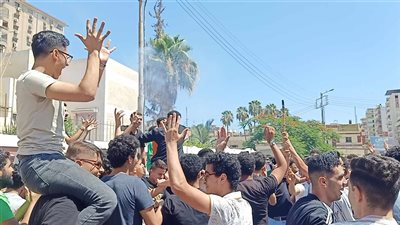 طبل ورقص وشماريخ، فرحة طلاب الثانوية العامة بانتهاء الامتحانات (فيديو)