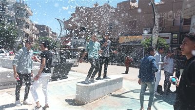 بالشماريخ والزغاريد، فرحة عارمة بين طلاب الثانوية العامة بانتهاء الامتحانات في المنيا (فيديو)