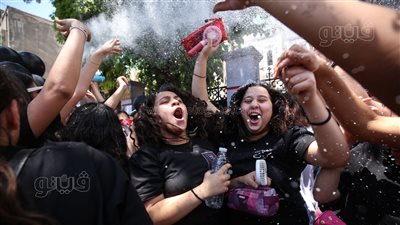 بأغاني الأفراح، طالبات الثانوية العامة تحتفل بآخر أيام الامتحانات (فيديو) 