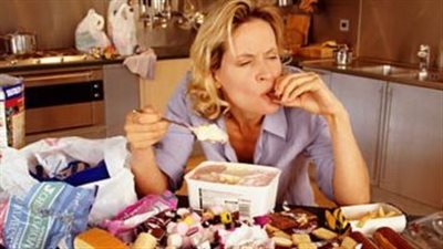 أعراض متلازمة الأكل العاطفى وطرق التحكم فيها (فيديو)