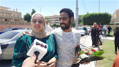 شاب يستقبل أخته بباقة ورد بمحيط لجان الثانوية العامة في الإسماعيلية (فيديو وصور) 